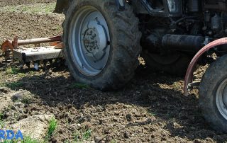 poljoprivreda_traktor_njiva